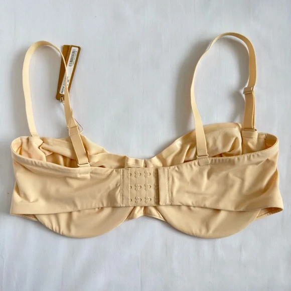 SKIMS Smoothing Intimates Strapless Brand 40DD Sand - Picture 2 of 4